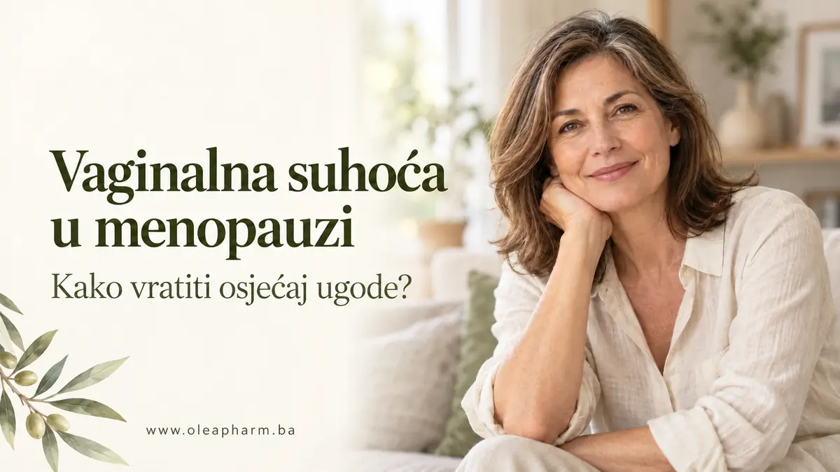Nasmijana žena srednjih godina sjedi na sofi, uz naslov Vaginalna suhoća u menopauzi